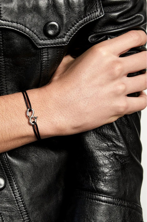 Pulseira com prego torto em cordão de nylon preto