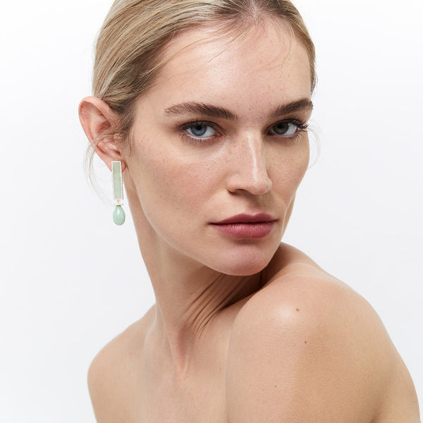 Brincos de exclamação de jade 14kt